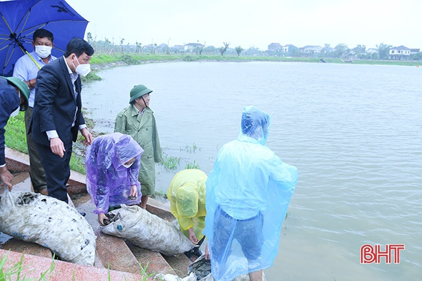 TP Hà Tĩnh thả 1,5 tấn trai và cá xuống các hồ, đập để tạo nguồn lợi thủy sản