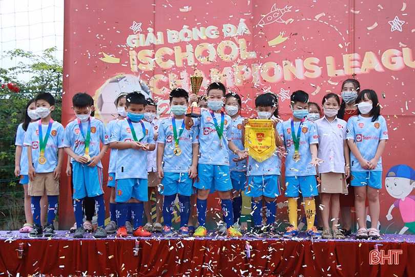 Học sinh tiểu học iSchool Hà Tĩnh hào hứng tranh tài giải bóng đá mini