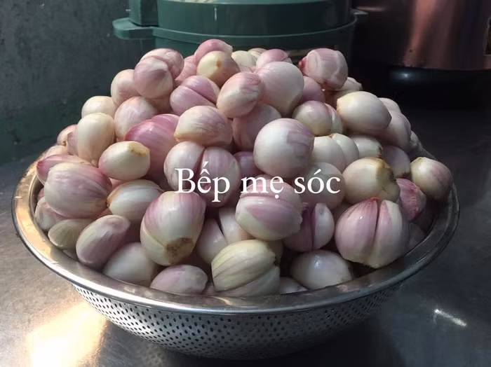 Mẹ đảm chia sẻ cách làm hành phi ngon đúng điệu và mẹo thái hành “không cay mắt”