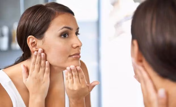 Ánh sáng xanh gây hại cho làn da như thế nào?