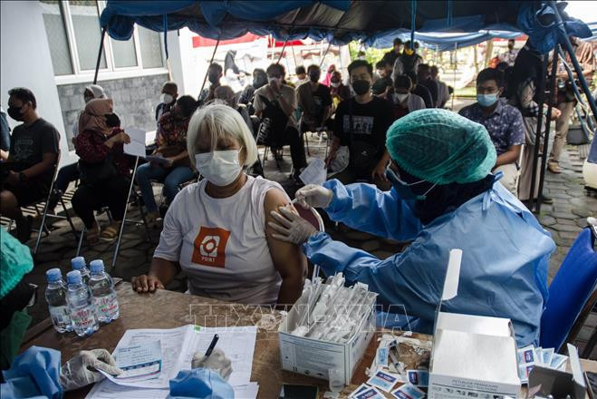 Khả năng thế giới đối mặt với tình trạng dư thừa vaccine ngừa COVID-19
