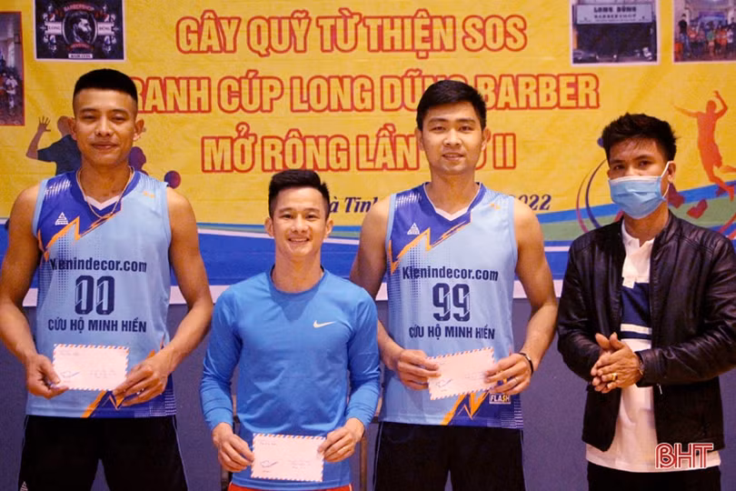 Giải bóng chuyền phong trào ở TP Hà Tĩnh gây quỹ ủng hộ trẻ mồ côi