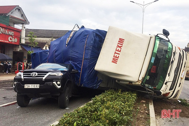 Xe tải tông ô tô 7 chỗ đang chờ đèn đỏ, QL1 đoạn qua Cẩm Xuyên bị ách tắc
