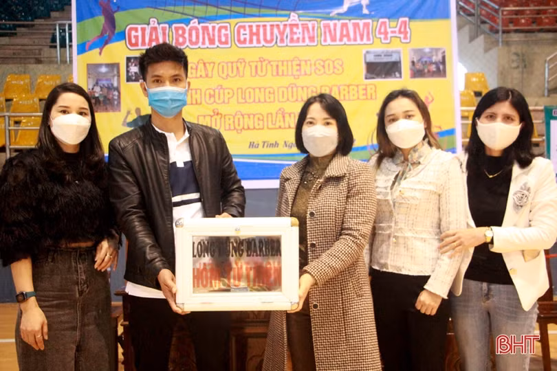 Giải bóng chuyền phong trào ở TP Hà Tĩnh gây quỹ ủng hộ trẻ mồ côi