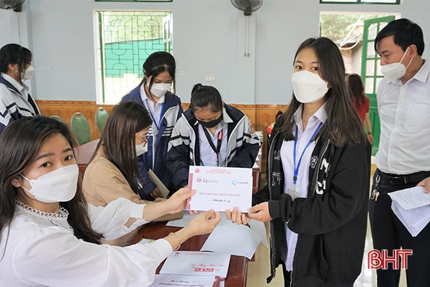 Trao học bổng cho 72 học sinh hoàn cảnh khó khăn ở huyện miền núi Hương Khê
