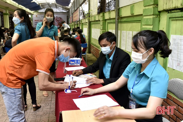 Hơn 200 lao động Hà Tĩnh được tư vấn việc làm, hướng nghiệp 