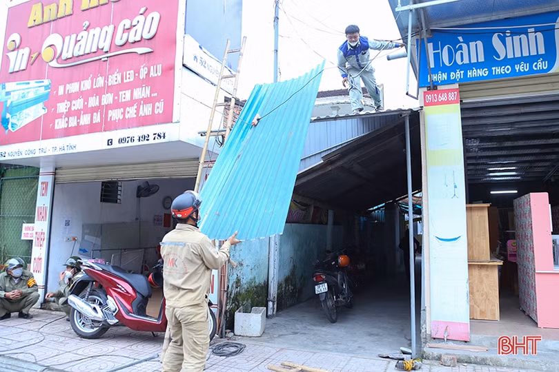 TP Hà Tĩnh ra quân tháo dỡ công trình vi phạm trên tuyến đường Nguyễn Công Trứ