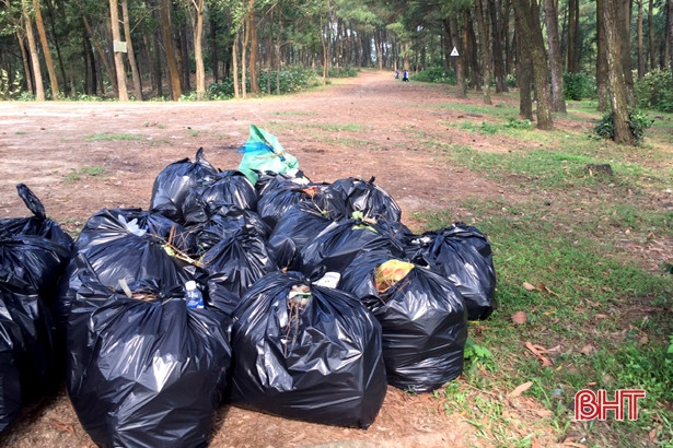 Thu gom rác thải ở hồ Thiên Tượng sau phản ánh của Báo Hà Tĩnh