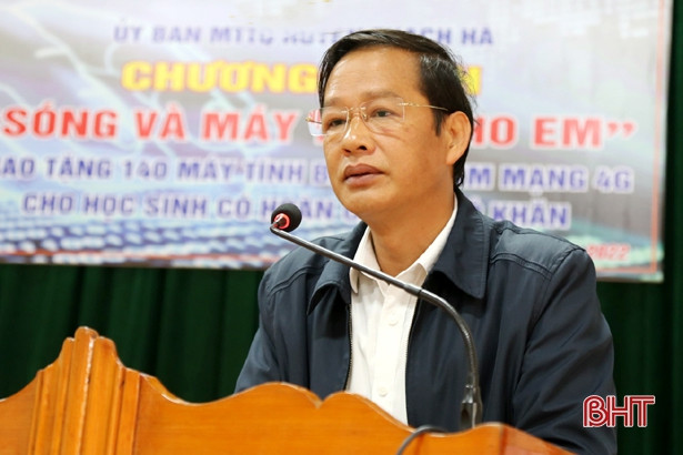 Trao tặng 140 máy tính bảng hỗ trợ học sinh Thạch Hà có hoàn cảnh khó khăn