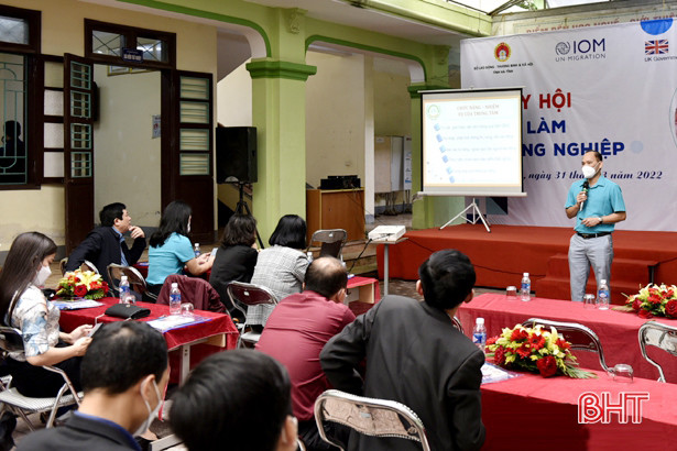 Hơn 200 lao động Hà Tĩnh được tư vấn việc làm, hướng nghiệp 