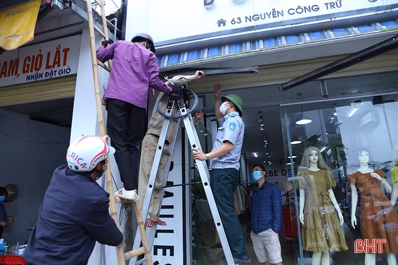 TP Hà Tĩnh ra quân tháo dỡ công trình vi phạm trên tuyến đường Nguyễn Công Trứ