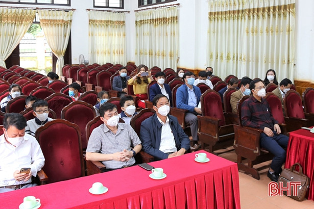 Trao tặng 140 máy tính bảng hỗ trợ học sinh Thạch Hà có hoàn cảnh khó khăn