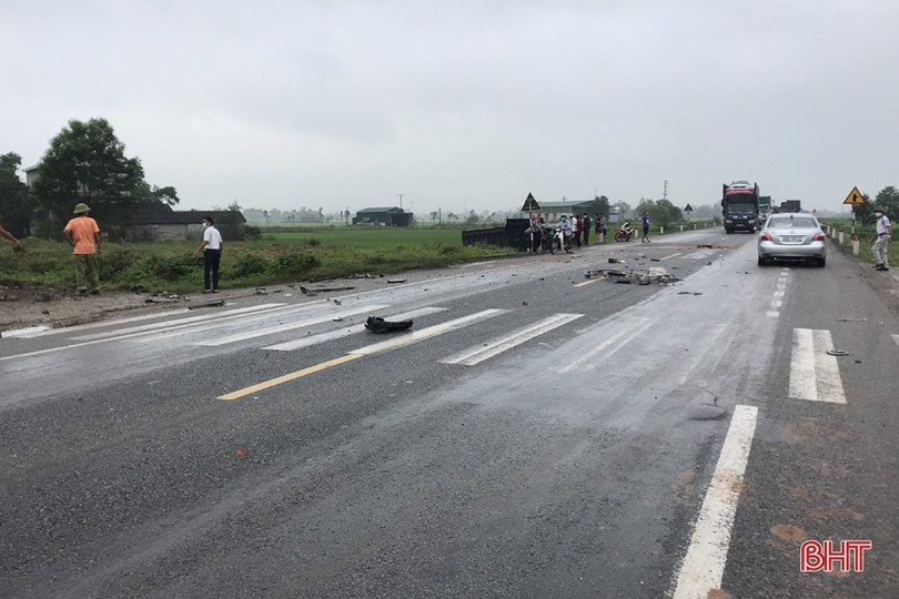 Xe container đâm xe tải “bay” xuống ruộng trên tuyến tránh TP Hà Tĩnh