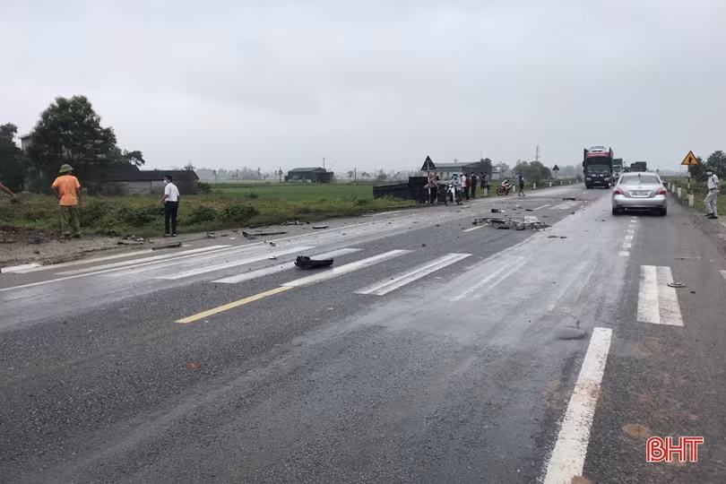 Xe container đâm xe tải “bay” xuống ruộng trên tuyến tránh TP Hà Tĩnh