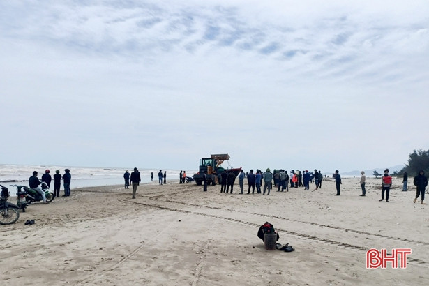 Hà Tĩnh: Lật thuyền đánh cá, một ngư dân mất tích trên biển