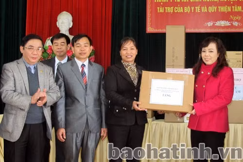 Bộ trưởng Bộ Y tế Nguyễn Thị Kim Tiến trao tặng Trạm y tế xã Cẩm Hưng bộ trang thiết bị phục vụ KCB