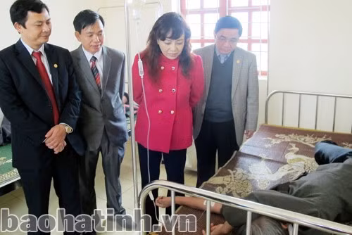 Bộ trưởng Bộ Y tế Nguyễn Thị Kim Tiến và Phó Chủ tịch HĐND tỉnh Hà Tĩnh Thiều Đình Duy thăm hỏi bệnh nhân đang điều trị tại trạm