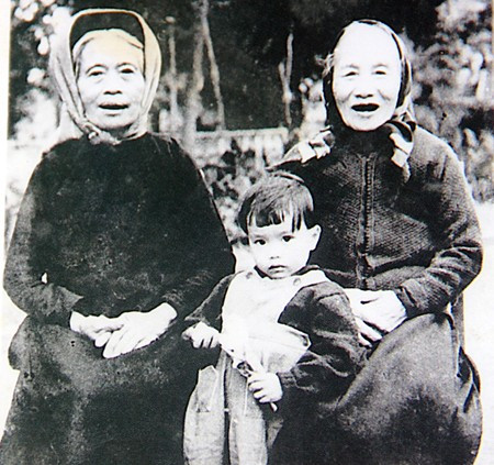 Cụ Đậu Thị Thư (bên trái ảnh) chụp ảnh cùng Võ Hồng Anh và bà Nguyễn Thị Kiên - mẹ Đại tướng Võ Nguyên Giáp (Ảnh tư liệu do ông Đậu Văn Toại cung cấp)