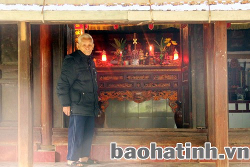 Nhà thờ họ Đậu ở xóm Tân An, xã Đức Tùng, huyện Đức Thọ (trong ảnh là Trưởng tộc Đậu Văn Toại)