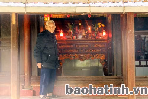 Nhà thờ họ Đậu ở xóm Tân An, xã Đức Tùng, huyện Đức Thọ (trong ảnh là Trưởng tộc Đậu Văn Toại)