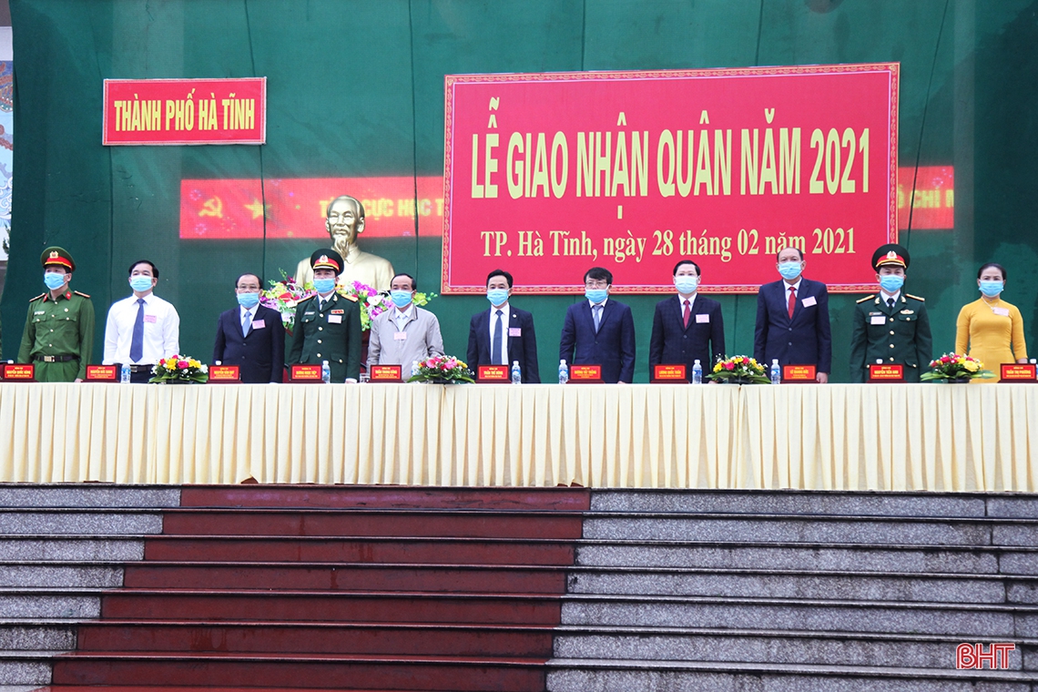 Phó Bí thư Thường trực Tỉnh ủy Trần Thế Dũng dự lễ giao quân tại TP Hà Tĩnh