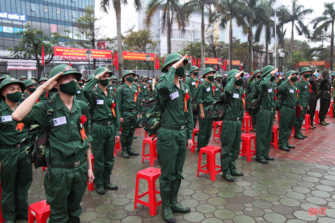 Phó Bí thư Thường trực Tỉnh ủy Trần Thế Dũng dự lễ giao quân tại TP Hà Tĩnh
