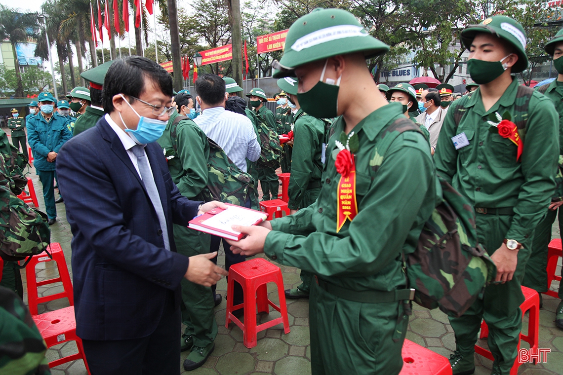 Phó Bí thư Thường trực Tỉnh ủy Trần Thế Dũng dự lễ giao quân tại TP Hà Tĩnh