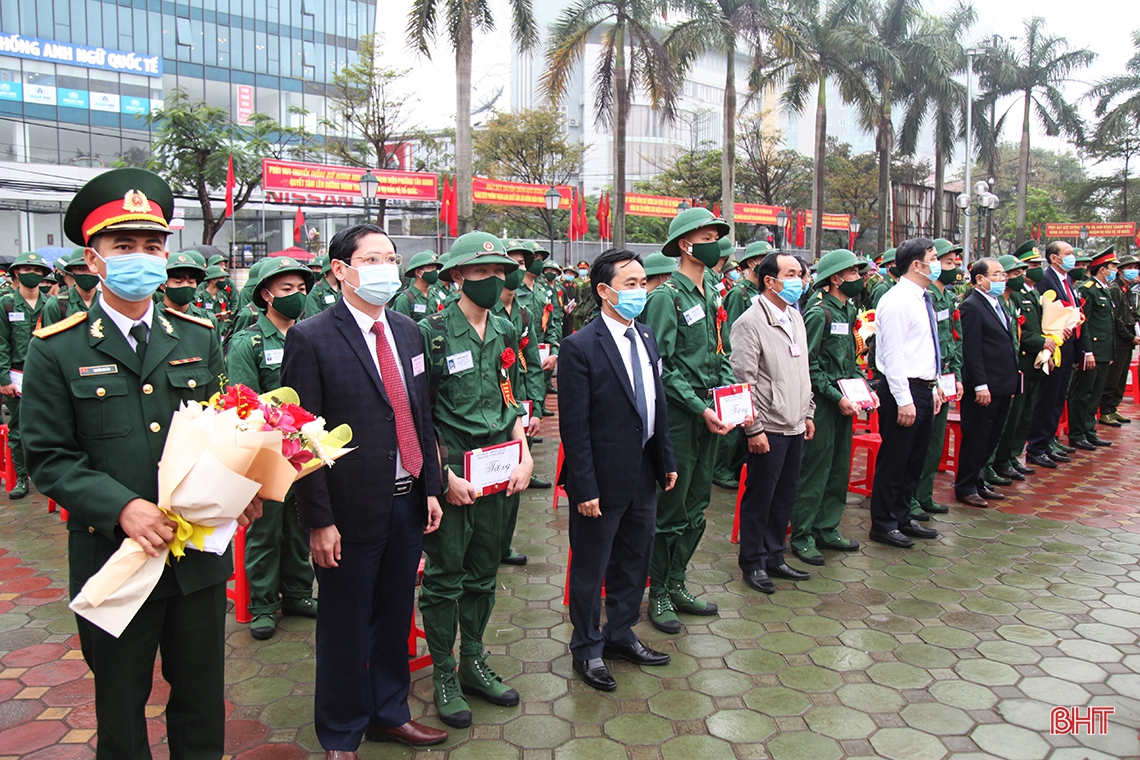 Phó Bí thư Thường trực Tỉnh ủy Trần Thế Dũng dự lễ giao quân tại TP Hà Tĩnh