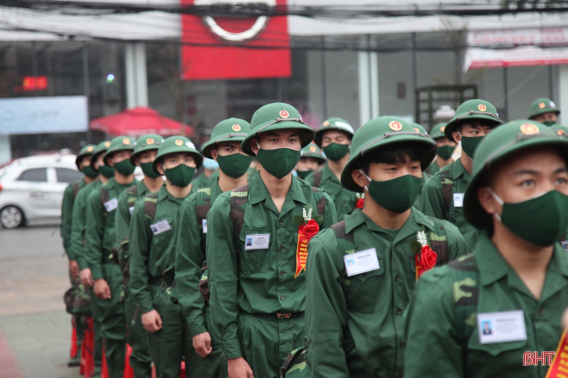 Phó Bí thư Thường trực Tỉnh ủy Trần Thế Dũng dự lễ giao quân tại TP Hà Tĩnh