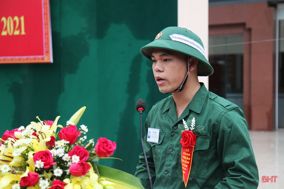 Phó Bí thư Thường trực Tỉnh ủy Trần Thế Dũng dự lễ giao quân tại TP Hà Tĩnh
