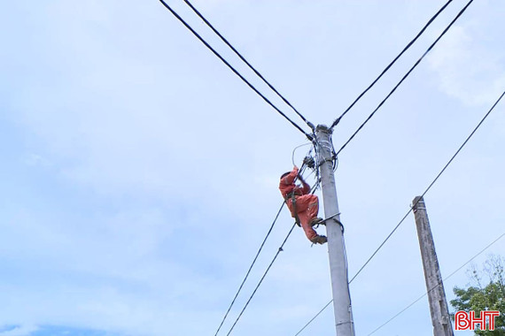 Miệt mài làm việc xuyên lễ, sẵn sàng phục vụ người dân