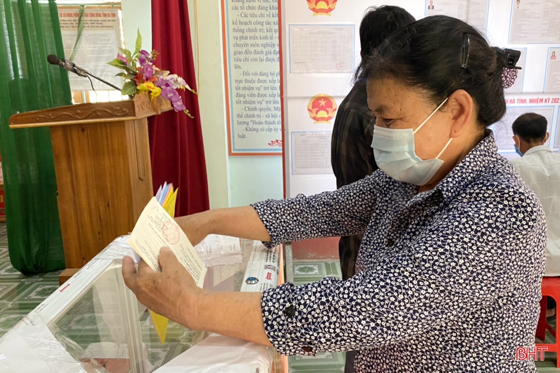 Giám quản Tông tòa Giáo phận Hà Tĩnh cùng bà con giáo dân đi bầu cử