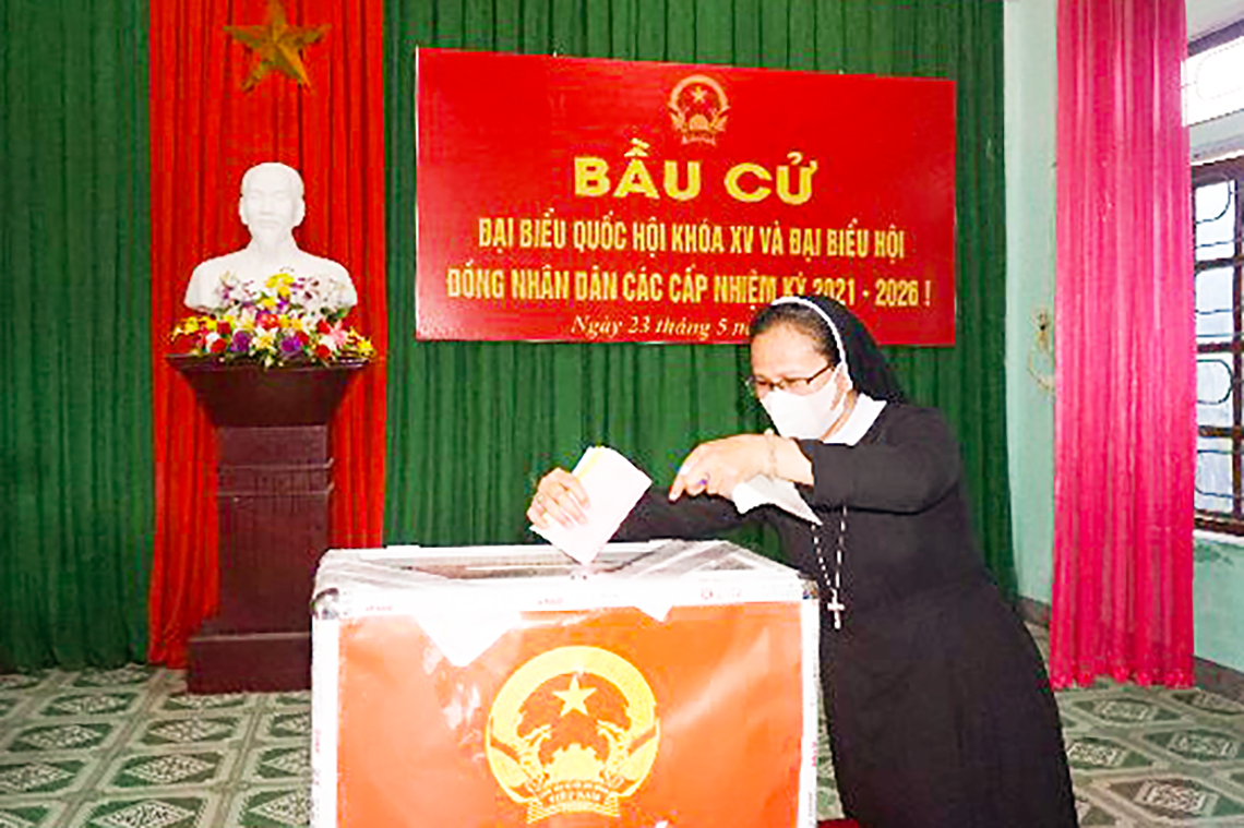 Giám quản Tông tòa Giáo phận Hà Tĩnh cùng bà con giáo dân đi bầu cử