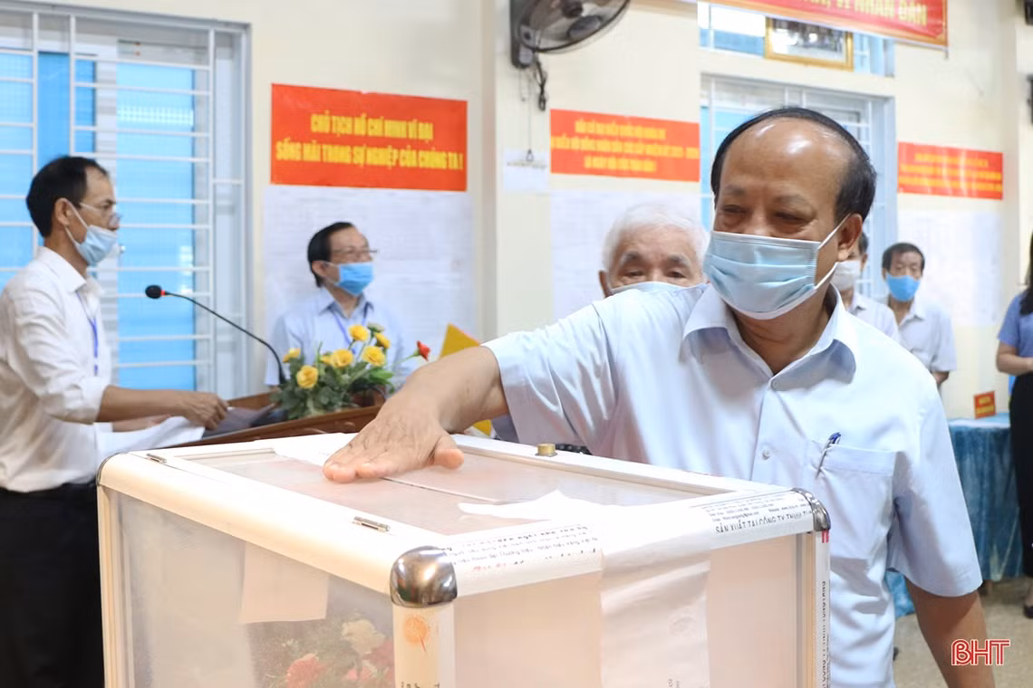 Cử tri Hà Tĩnh náo nức bầu chọn người đại biểu Nhân dân