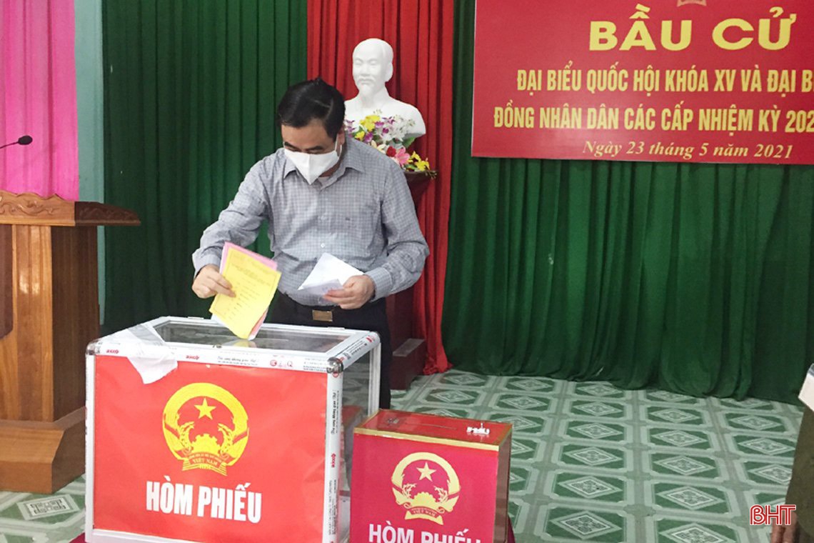 Giám quản Tông tòa Giáo phận Hà Tĩnh cùng bà con giáo dân đi bầu cử