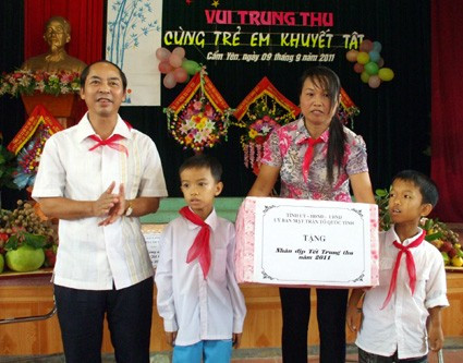 Phó Chủ tịch UBND tỉnh Nguyễn Thiện trao quà cho các cháu ở Trung tâm phục hồi chức năng trẻ khuyết tật dựa vào cộng đồng