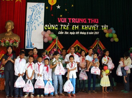 Phó Chủ tịch UBND tỉnh Nguyễn Thiện, lãnh đạo Sở LĐTBXH trao quà cho các cháu có hoàn cảnh khó khăn