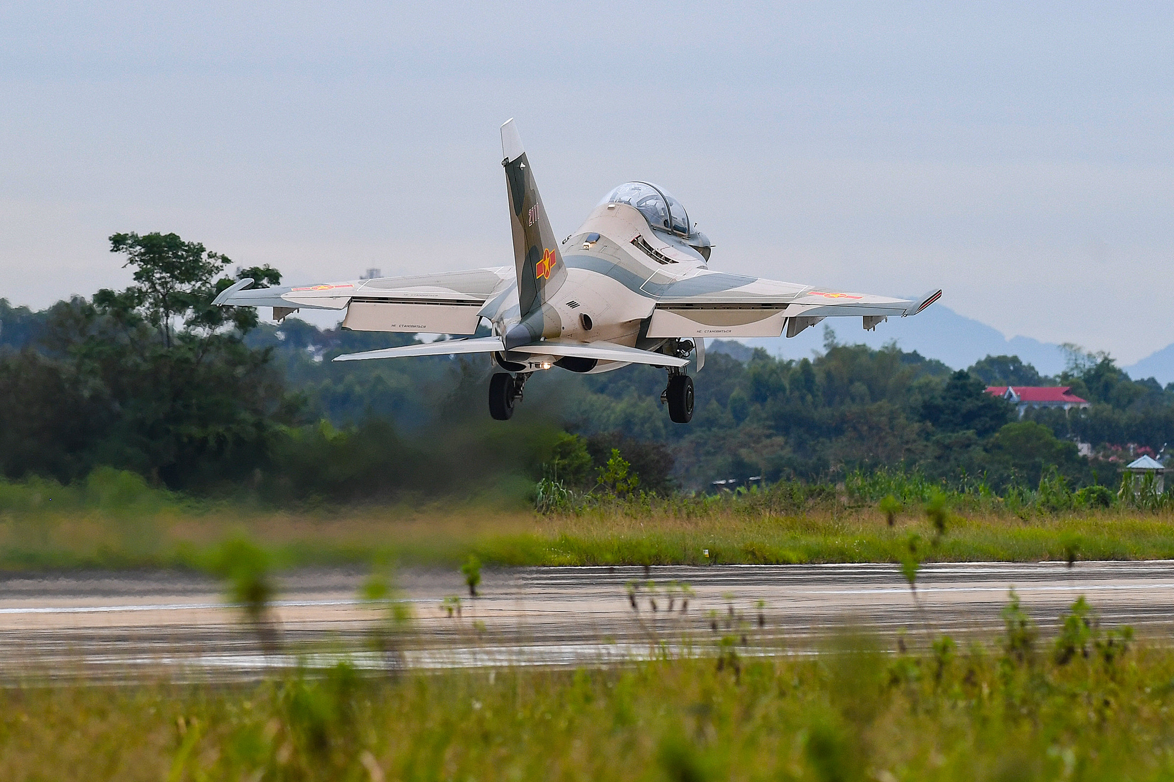 Một ngày huấn luyện của phi công trên máy bay Yak-130