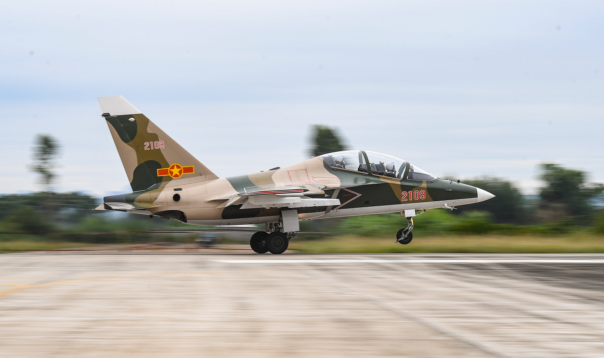 Một ngày huấn luyện của phi công trên máy bay Yak-130