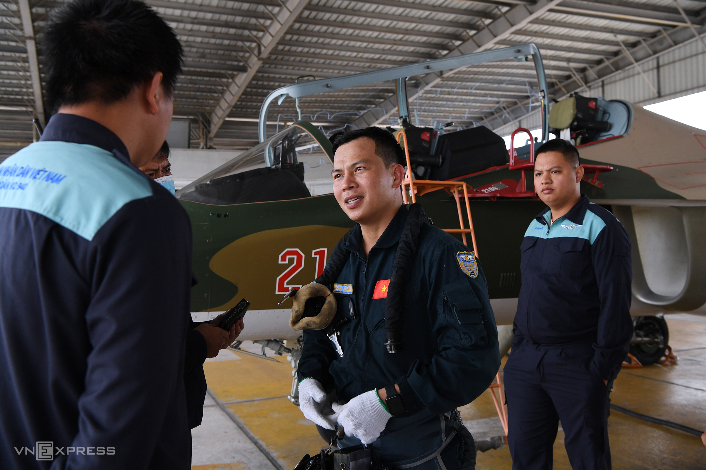 Một ngày huấn luyện của phi công trên máy bay Yak-130