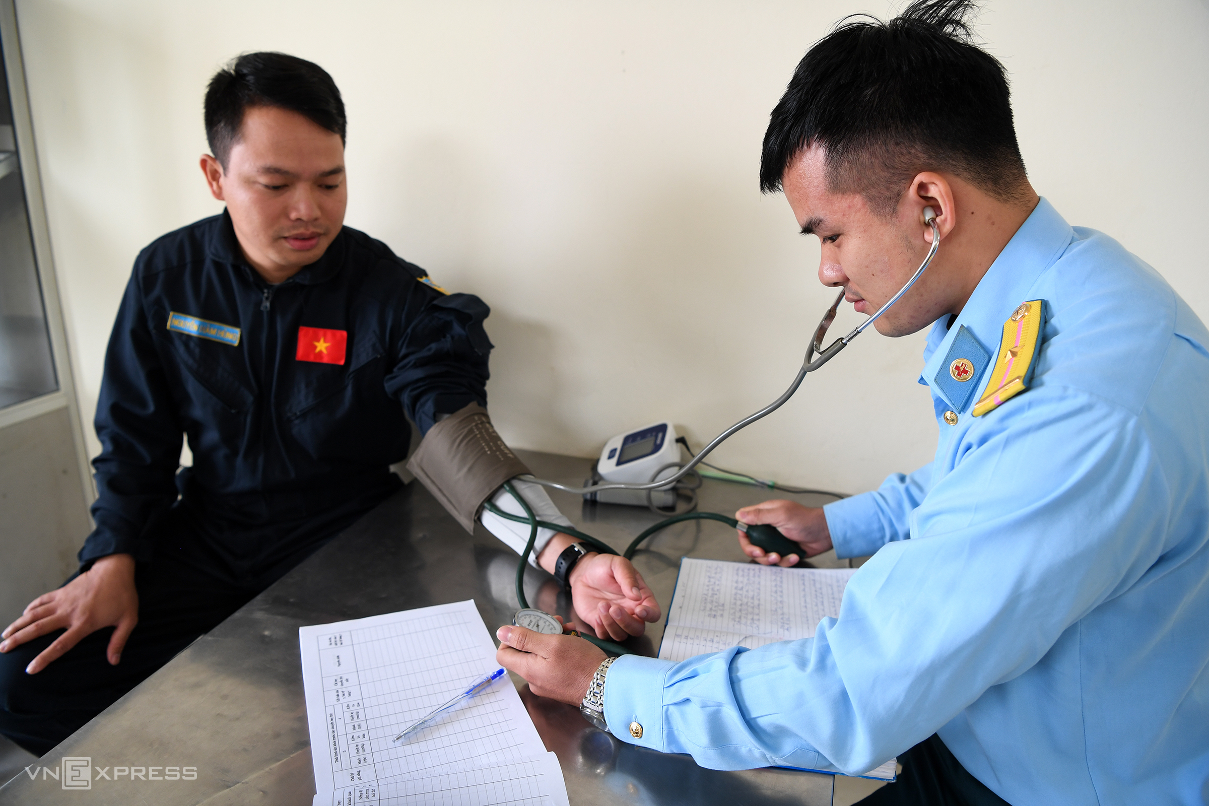 Một ngày huấn luyện của phi công trên máy bay Yak-130