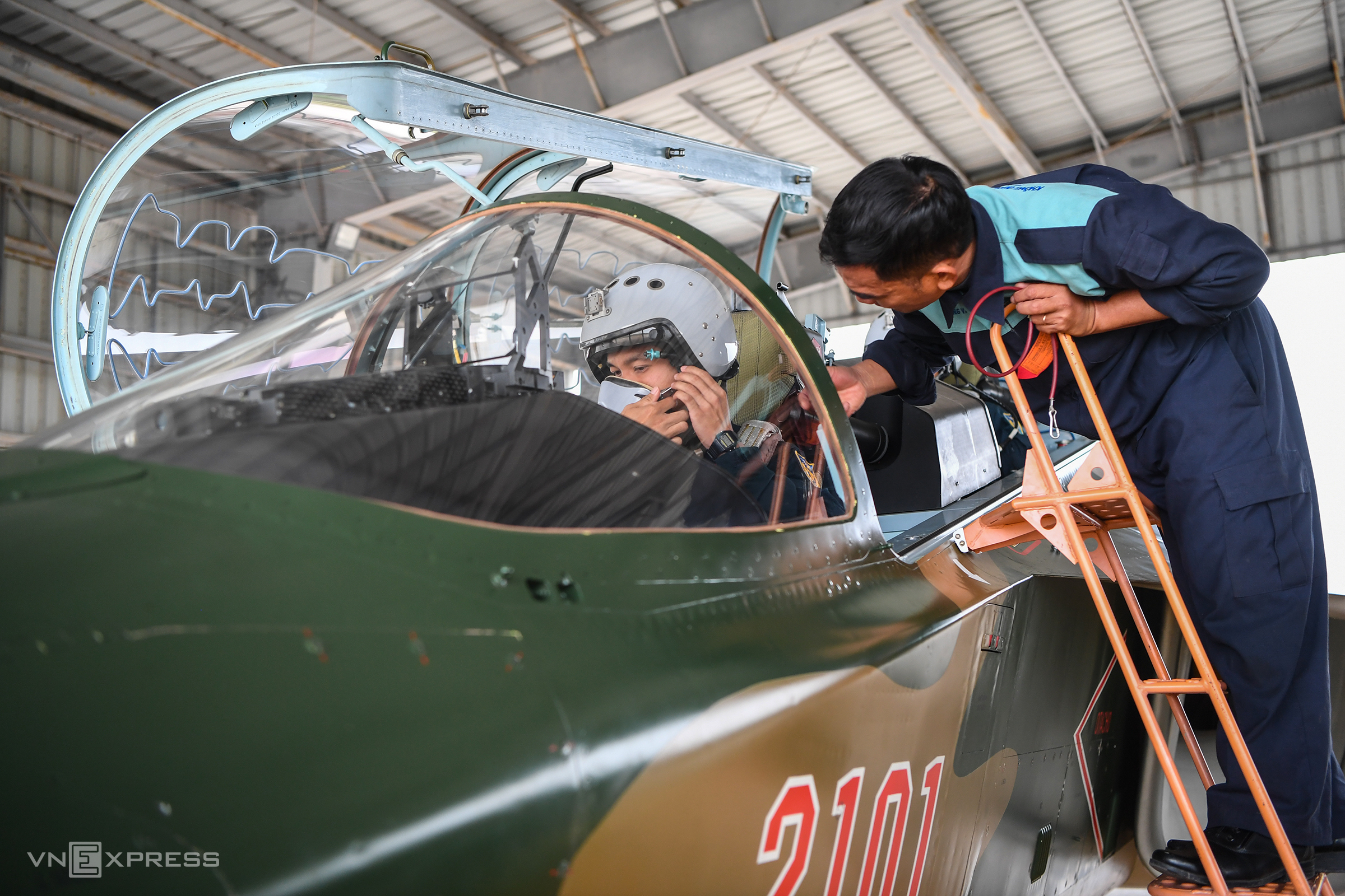 Một ngày huấn luyện của phi công trên máy bay Yak-130