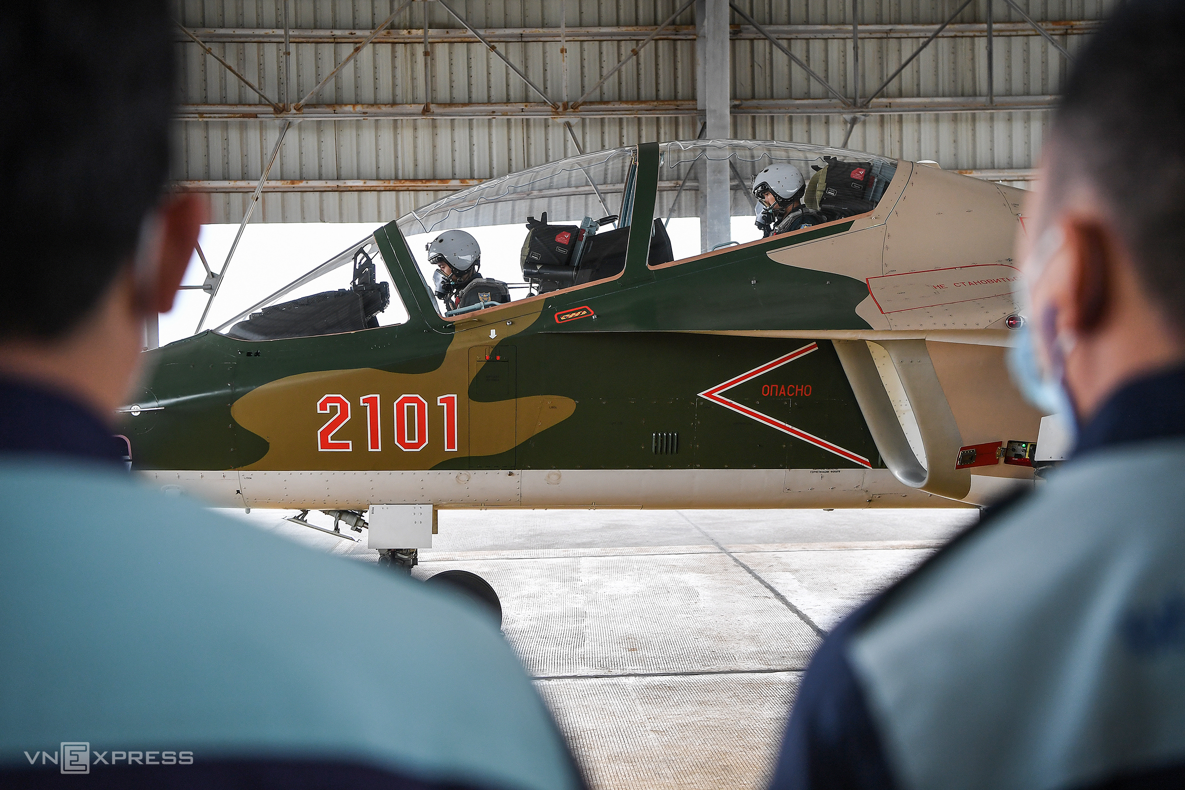 Một ngày huấn luyện của phi công trên máy bay Yak-130