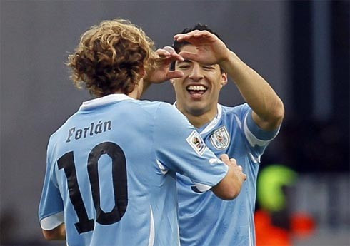 Với Suarez (phải) và Forlan, Uruguay đang có hai ứng viên tiềm tàng cho ngôi Vua phá lưới World Cup 2010. Ảnh: AFP.