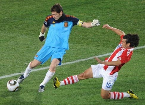 Paraguay đã gây rất nhiều khó khăn cho Casillas (trái) và tuyển Tây Ban Nha. Ảnh: AFP. Paraguay đã gây rất nhiều khó khăn cho Casillas (trái) và tuyển Tây Ban Nha. Ảnh: AFP.