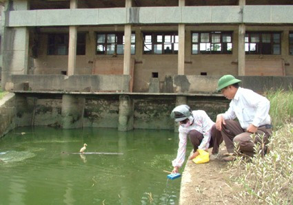 Cán bộ, công nhân Công ty KTCTTL Hồng Lam đo độ mặn tại Trạm bơm 1 Nghi Xuân