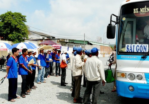 9g30, vẫn đều đều từng chuyến xe gắn bảng tên “Sài Gòn” cập bến. Theo chú Quang, bảo vệ bến xe miền Tây, lượng thí sinh đông nhất đến từ Tiền Giang, Vĩnh Long, Cà Mau và Cần Thơ - Ảnh: Bá Lộc