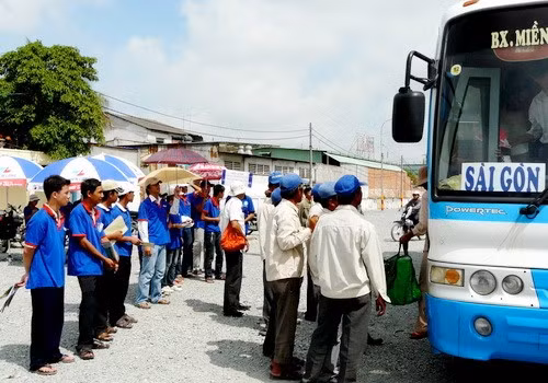 9g30, vẫn đều đều từng chuyến xe gắn bảng tên “Sài Gòn” cập bến. Theo chú Quang, bảo vệ bến xe miền Tây, lượng thí sinh đông nhất đến từ Tiền Giang, Vĩnh Long, Cà Mau và Cần Thơ - Ảnh: Bá Lộc
