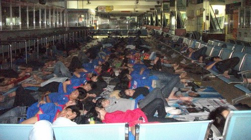 Nhiều SV trực ca lúc rạng sáng chọn cách ngủ lại bến xe miền Đông - Ảnh: Khoa Nguyễn