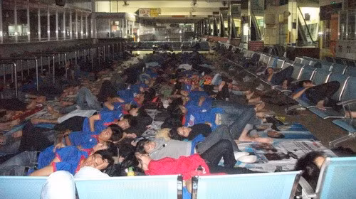 Nhiều SV trực ca lúc rạng sáng chọn cách ngủ lại bến xe miền Đông - Ảnh: Khoa Nguyễn